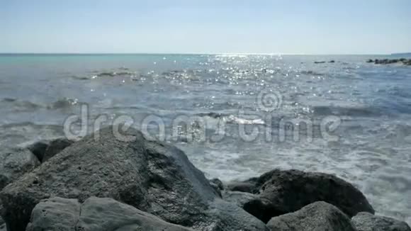 海滩风暴自然山石强水浪景观视频的预览图