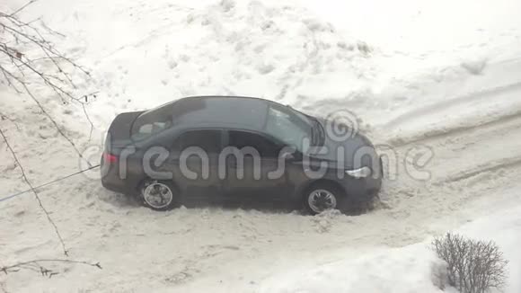 车卡在雪地里视频的预览图