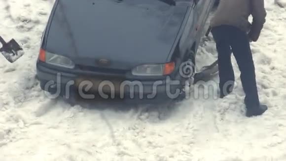 车卡在雪地里视频的预览图