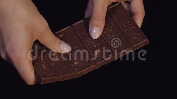 女人的手从一堆巧克力中取出一块巧克力慢动作视频的预览图