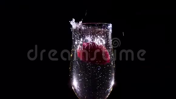 草莓溅在香槟笛子里慢慢视频的预览图