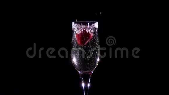 草莓溅在香槟笛子里慢慢视频的预览图