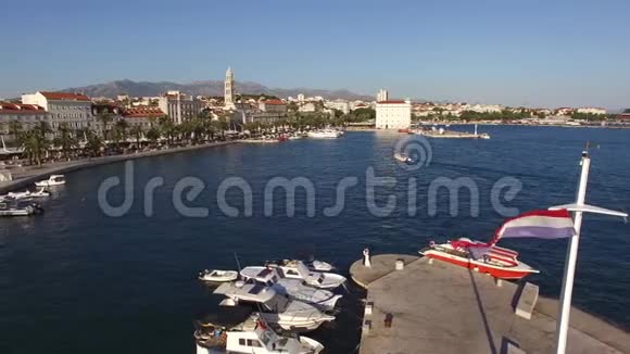 克罗地亚斯普利特老城的堤岸航空照片视频的预览图