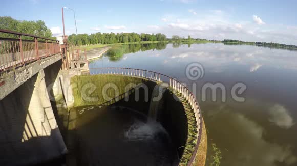 湖坝流水延时4K视频的预览图