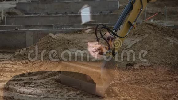 挖掘机在施工现场挖土的数字动画视频的预览图
