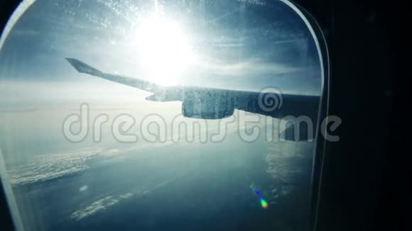 从云和飞机翼的风景视频的预览图