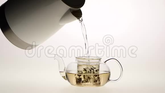 慢动作绿茶的叶子用茶壶冲泡视频的预览图