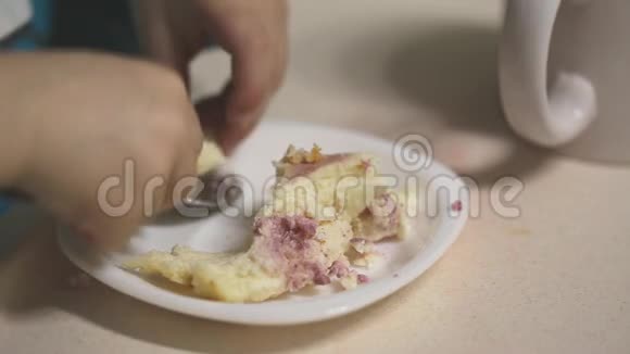 一个十几岁的孩子吃着加了酸奶油的薄煎饼视频的预览图