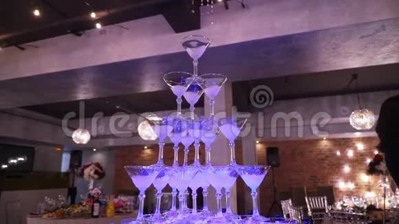 在餐厅举行的宴会上金字塔式的香槟酒杯塔视频的预览图
