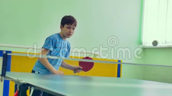 青少年运动打乒乓球慢视频视频的预览图