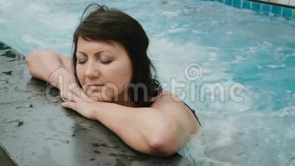 迷人的女人在按摩浴缸里放松视频的预览图
