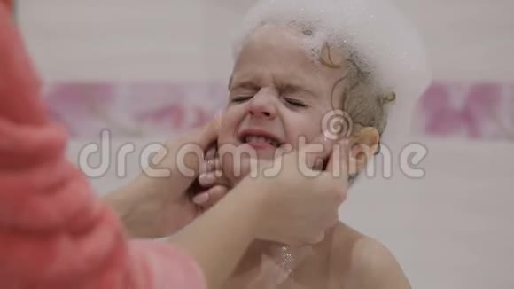 漂亮的三岁女孩洗澡湿发与浴沫可爱的金发孩子棕色的眼睛可爱的女孩微笑视频的预览图