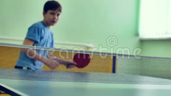 青少年打乒乓球运动慢视频视频的预览图