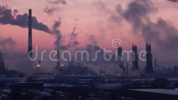 日落时炼油厂空气溶液时间推移视频视频的预览图