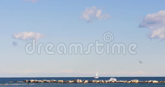 巴塞罗那岩石码头船乘地中海4k西班牙全景视频的预览图