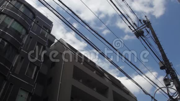 东京市中心街上的电线视频的预览图