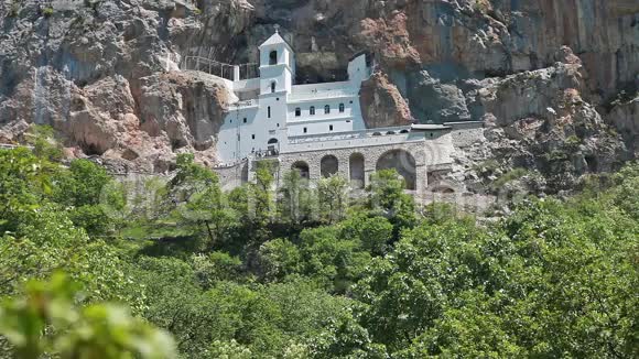 奥斯特罗修道院是塞尔维亚修道院视频的预览图