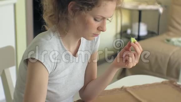 一位年轻漂亮的女士在家里的厨房里吃鸡肉意大利面视频的预览图