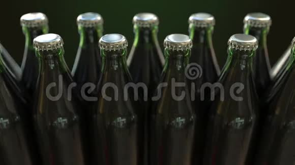 带啤酒或矿泉水的封闭绿色瓶子可循环动画视频的预览图