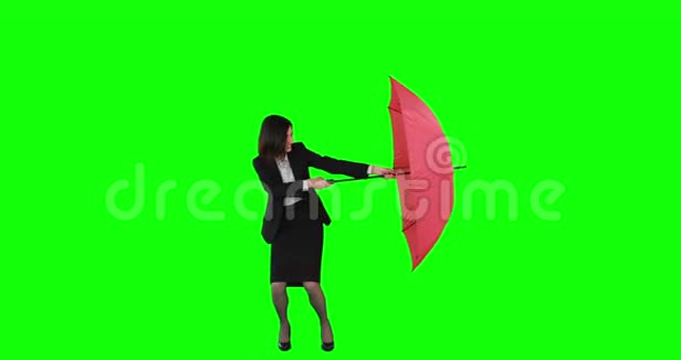 女商人拿着伞视频的预览图
