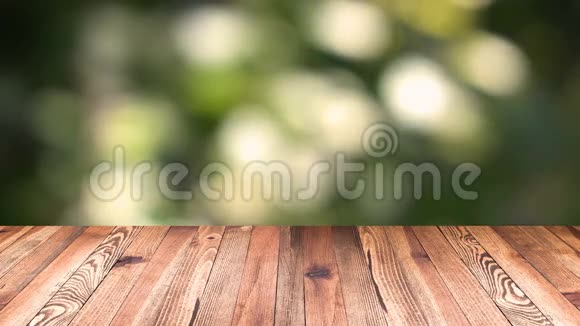 透视木材和波克光背景产品展示模板木桌顶部模糊移动自然绿叶视频的预览图