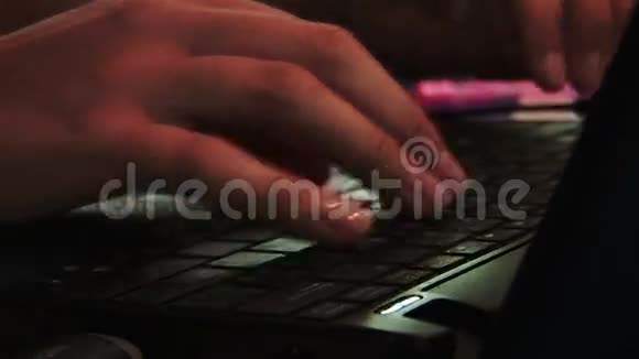 夜间黑色键盘上的女性手印视频的预览图