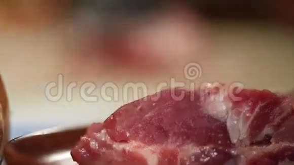 新鲜的生肉放在桌子上集中在谢夫把肉打掉了波克餐厅视频的预览图