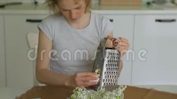 一位年轻漂亮的女士在家里的厨房里吃鸡肉意大利面视频的预览图