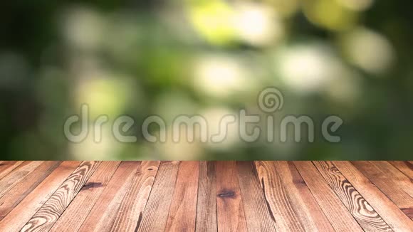 透视木材和波克光背景产品展示模板木桌顶部模糊移动自然绿叶视频的预览图