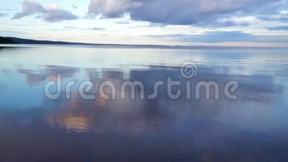 傍晚的湖水和多云的天空视频的预览图