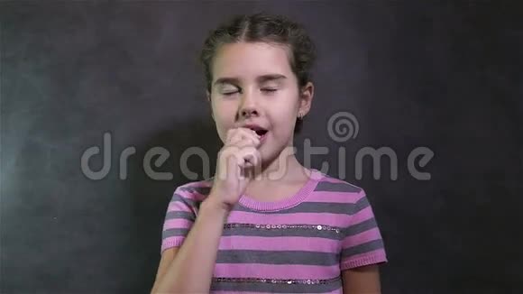 灰色背景的少女吃螃蟹棒视频的预览图