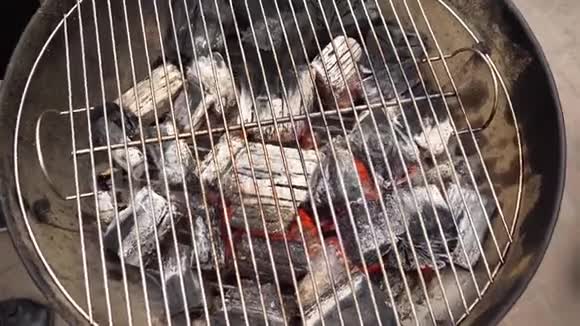 火焰烧烤炉中燃烧的热炭特写燃烧着的煤视频的预览图