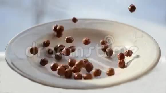 巧克力味的玉米球慢慢掉进碗里慢动作视频的预览图