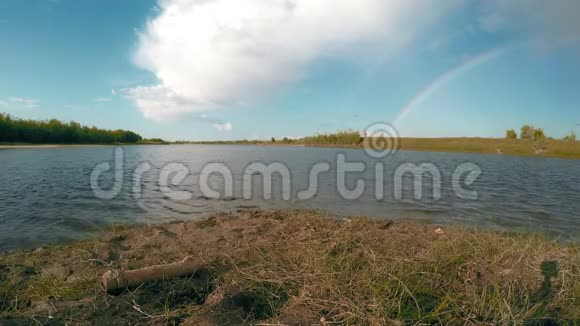 河上夏日阳光明媚自然背景4公里视频的预览图