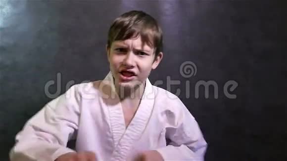 空手道男孩打架孩子对着镜头拳打脚踢视频的预览图