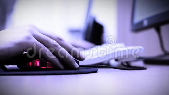 办公室工作人员使用的电脑鼠标视频的预览图