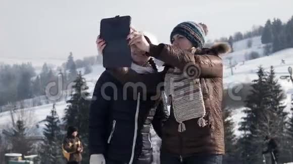两个女朋友在山上自拍视频的预览图