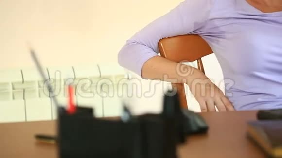 有汗的腋窝的女人坐在办公室工作的女孩出汗视频的预览图