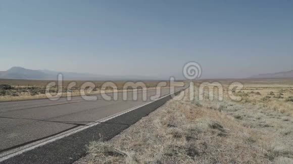 车辆沿沙漠A道行驶视频的预览图