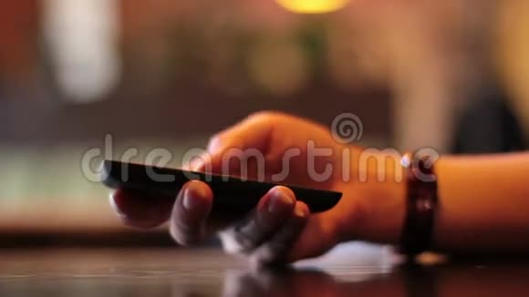 女手在咖啡馆里用智能手机视频的预览图