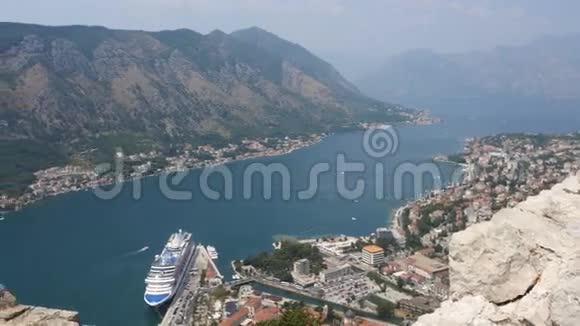 在黑山的科托尔湾上空眺望视频的预览图