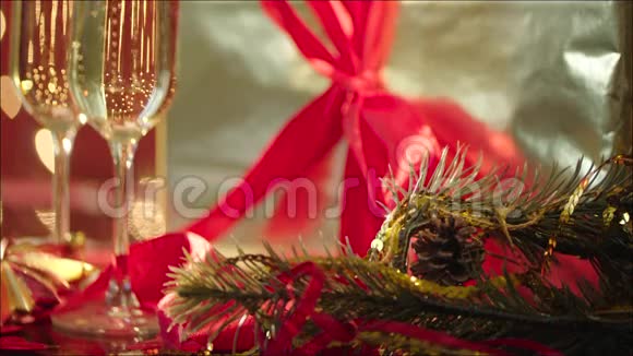 圣诞树下有礼物和香槟视频的预览图