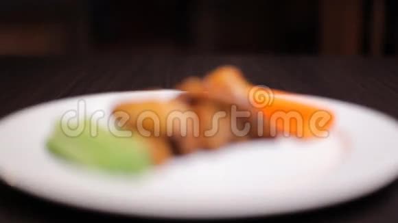 用黄瓜和胡萝卜炸鸡视频的预览图