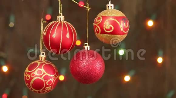 红色圣诞球挂在绳子上视频的预览图