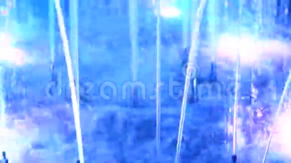 城市公园的蓝色喷泉五颜六色的水流视频的预览图