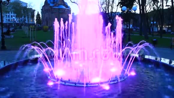 城市公园的蓝色喷泉五颜六色的水流视频的预览图