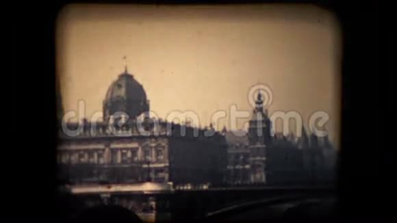 塞纳河上一座桥的历史片段视频的预览图