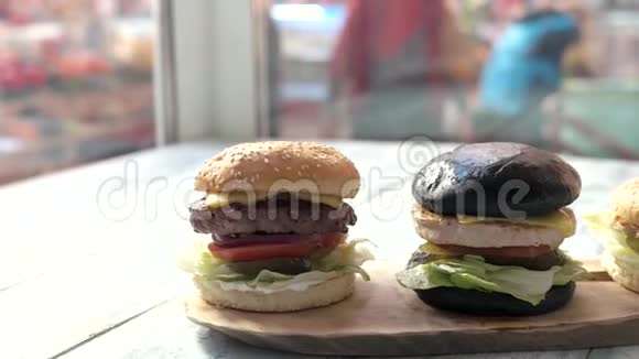 三个汉堡和木板视频的预览图