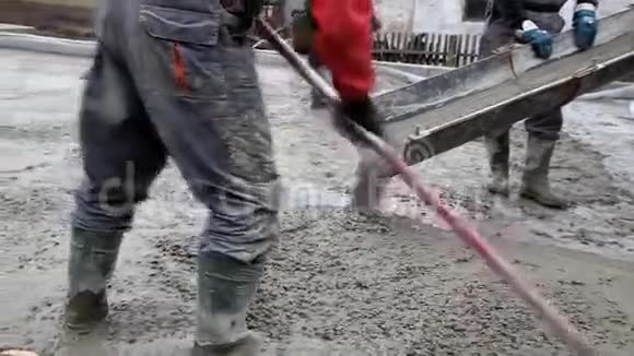 水泥搅拌机浇筑混凝土拌合物视频的预览图