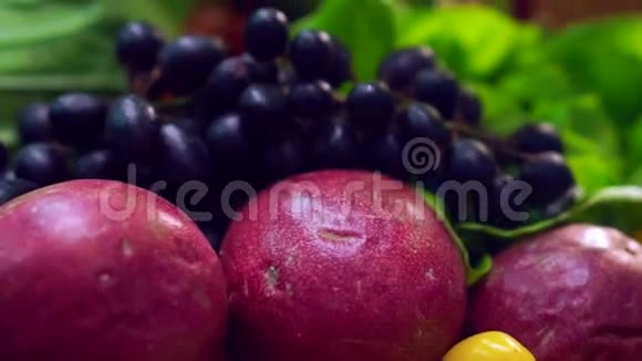 提供带水果和绿色蔬菜的紫色葡萄视频的预览图